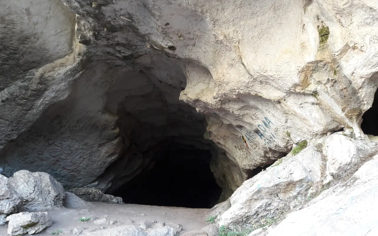 Pëllumbas Cave