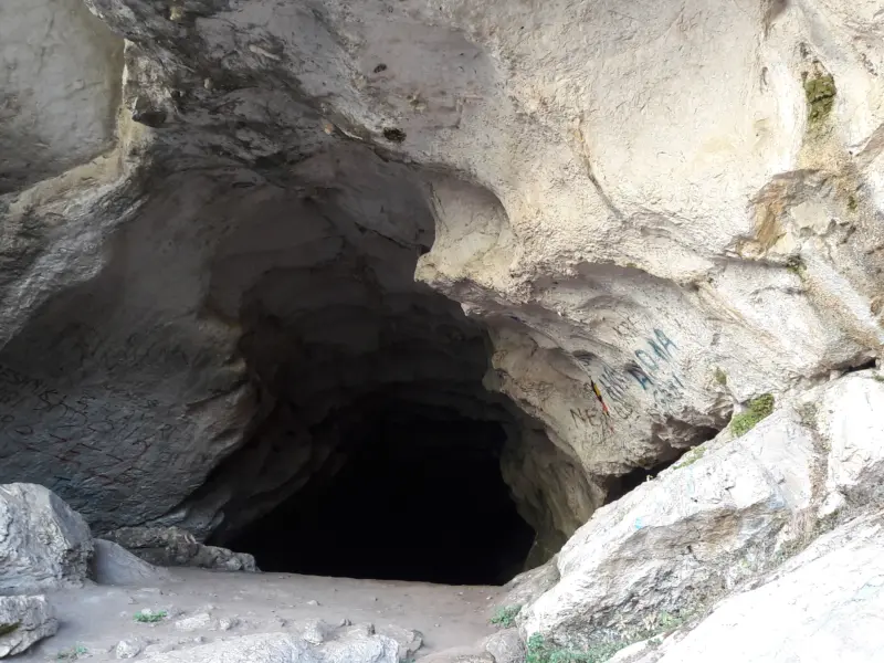 Pëllumbas Cave